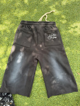 Load image into Gallery viewer, 3/4 Pearl Shorts
